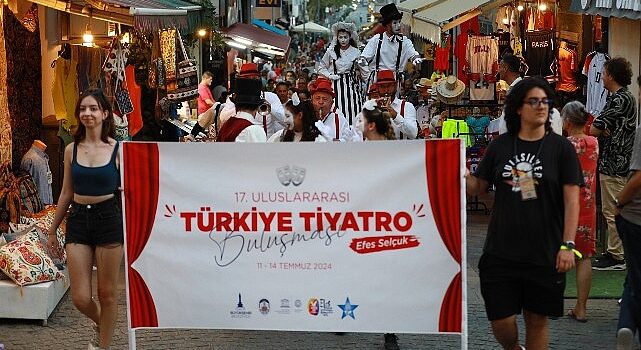 İzmir Büyükşehir Belediyesi ve Efes Selçuk Belediyesi desteği ile düzenlenen 17. Uluslararası Türkiye Tiyatro Buluşması Efes Selçuk’ta başladı