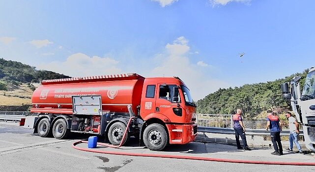 İzmir İtfaiyesi Bornova’daki yangına müdahale ediyor