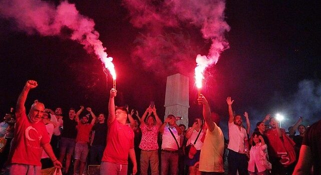 İzmir’in meydanlarında çeyrek final coşkusu