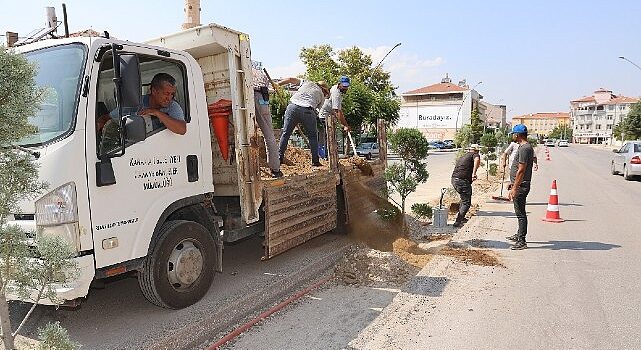 Karaman Belediyesi, Zeytin Dalı Bulvarı’nın valilik kısmında trafik güvenliğini ve akışını rahatlatmak için orta refüj düzenlemesi yapıyor