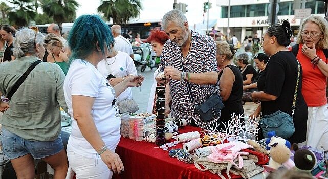 Karşıyaka Çarşısı ‘El Emeği Gece Pazarı’ ile şenlendi