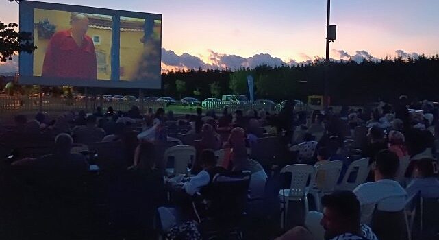 Kartepe Belediyesi tarafından geleneksel hale getirilen “Yazlık Sinema Günleri” “Bursa Bülbülü” komedi filmiyle sezonu açtı