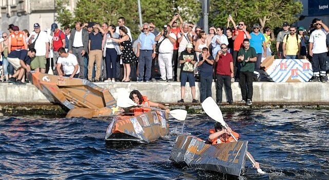 Karton tekneler İzmir Körfezi’nde kıyasıya yarıştı