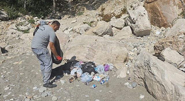 Kemer Belediyesi koylarda temizlik yaptı