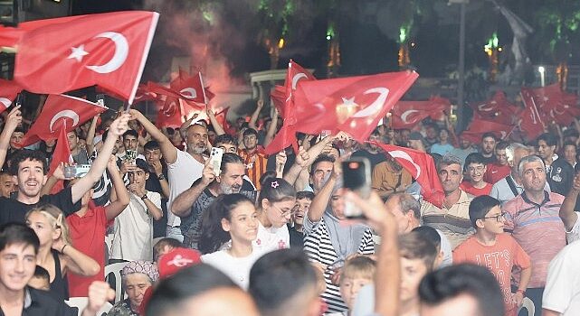 Menemen’de Milli Coşku, Dev Ekranda Yaşayacak