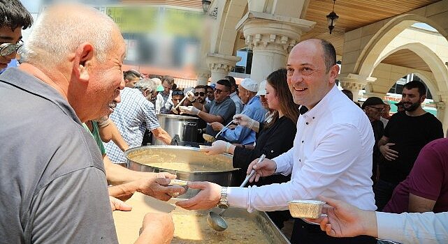 Muharrem ayı sebebiyle Geyve Belediyesi tarafından ilçe sakinlerine bolluk ve bereketin simgesi olan aşure ikram edildi