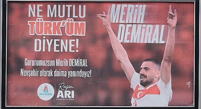 Nevşehir Belediye Başkanı Rasim Arı, bozkurt işareti yaptığı gerekçesiyle 2 maç men cezası alan Merih Demiral’a şehrin dört bir tarafına astırdığı billboardlarla destek verdi