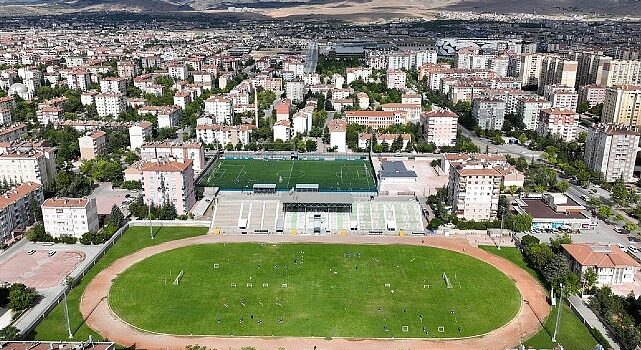 Selçuklu Belediye Başkanı Ahmet Pekyatırmacı, Selçuklu Belediyesi Yaz Spor Okulları futbol branşında eğitim gören öğrencileri ziyaret etti