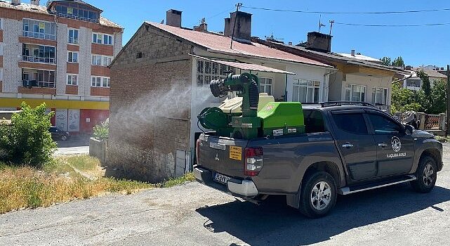 Sivas Belediyesi Veteriner İşleri Müdürlüğü halk sağlığının korunması adına kent genelinde vektörle mücadele ve ilaçlama çalışmalarına devam ediyor