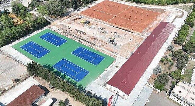 Tenis Merkezi’nde balon kortlar boyandı