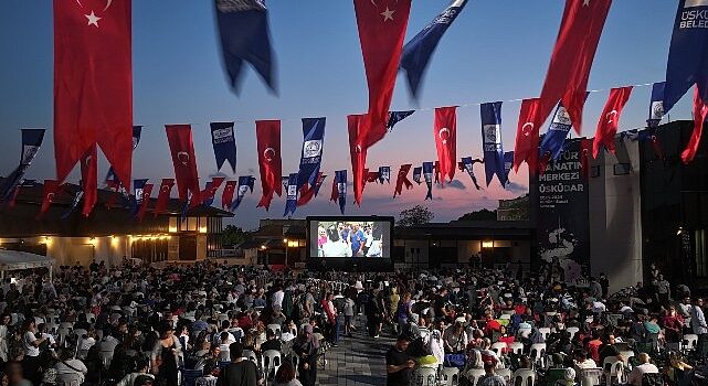 Üsküdar Belediyesi ev sahipliğinde açık alanlarda yapılan geleneksel sinema günlerinin ilki “Neşeli Günler” film gösterimiyle başladı