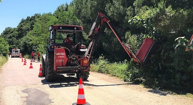 Yol kenarındaki otlar ve çalılar temizleniyor