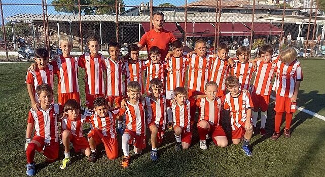 30 Ağustos Atatürk Kupası Futbol Turnuvası Sarı Zeybek Spor ve Sosyal Tesisleri’nde Ayvalık Belediye Başkanı Mesut Ergin’in başlama vuruşuyla gerçekleşti.