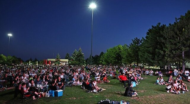 Çankaya Belediyesi, ilçenin farklı noktalarında Açık Hava Sinema Günleri ile Başkentlileri bir araya getiriyor