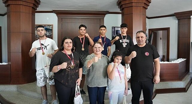 Didim Arena Boks Kulübü Antrenörü Milli Boksör Dinçer Çankaya ve şampiyon boksörler Didim Belediye Başkanı Hatice Gençay’ı ziyaret etti