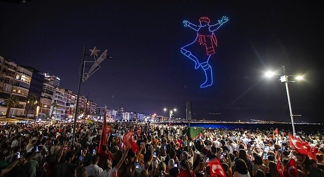 İzmir’de 30 Ağustos coşkusu dron gösterisi ile taçlandı 500 dron Körfez’de görsel şölen yaşattı