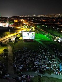 Kartepe Belediyesi açık hava sinemasında bu hafta sonu gösterilen “Can Dostlar” filmi büyük ilgi gördü