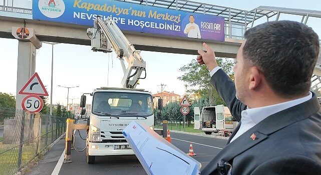 Nevşehir Belediyesi tarafından bir süre önce bir üst geçide asılan ve Karayolları Bölge Müdürlüğü tarafından kaldırılan ‘Kapadokya’nın Merkezi Nevşehir’e Hoş Geldiniz’ yazısı tekrar aynı yerine asıldı