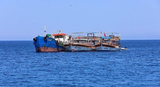 Antalya Büyükşehir Belediyesi’nin atık alım gemisi Adrasan sularında