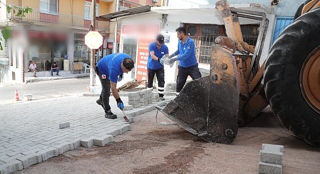 Bayraklı’da yol yenileme seferberliği sürüyor