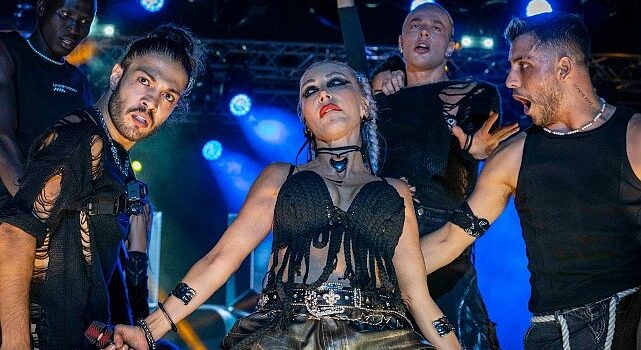 Çim Konserleri’nde Hande Yener sahne aldı