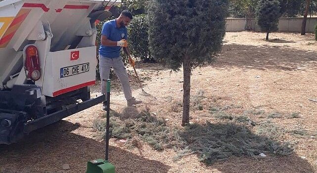 Edremit Belediyesi okul Bahçelerini temizliyor