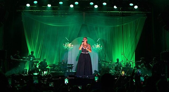 İEF Çim Konserleri’nde Derya Bedavacı’yla İzmir rüzgarı