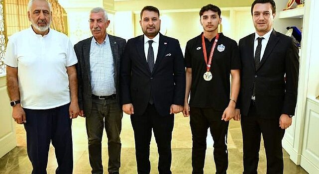 Kahramankazan Belediyespor Halter Takımı sporcusu Berat Ergün, Yıldızlar Türkiye Halter Şampiyonası’nda altın madalya kazandı