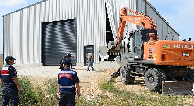 Kırsal mahallelerdeki 3 kaçak yapı yıkıldı