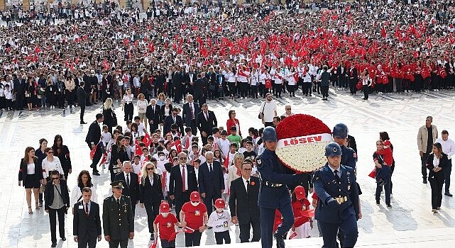 LÖSEV, her yıl  olduğu gibi bu yıl da on binlerle birlikte Atamızın huzurunda, ANITKABİR’de.