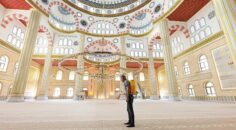 Mevlid Kandili dolayısıyla Nevşehir’deki tüm cami ve mescitler Nevşehir Belediyesi Temizlik İşleri Müdürlüğü ekipleri tarafından gül suyu ile yıkandı.