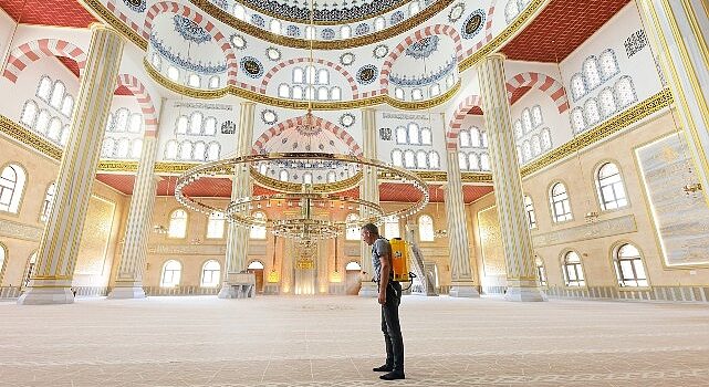 Mevlid Kandili dolayısıyla Nevşehir’deki tüm cami ve mescitler Nevşehir Belediyesi Temizlik İşleri Müdürlüğü ekipleri tarafından gül suyu ile yıkandı.