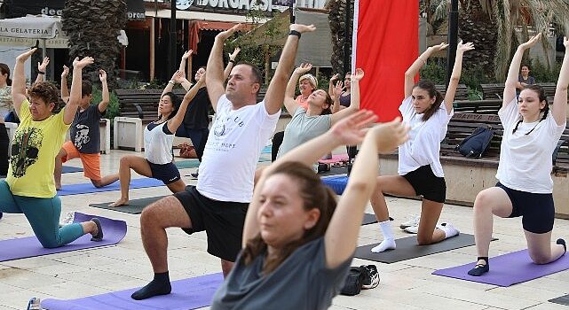 Mudanya Belediyesi ve Eflatun Yoga Yaşam Okulu’nun işbirliği ile Güzelyalı Atatürk Parkı’nda düzenlenen yoga etkinliği, pazar sabahına huzur dolu bir başlangıç getirdi.