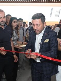 Nevşehir Belediyesi tarafından Nevşehir Hacı Bektaş Veli Üniversitesi Kampüsü içerisinde oluşturulan Nevşehir Belediyesi Gençlik Ofisi törenle açıldı.