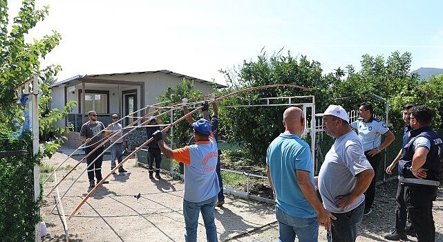 Seferihisar’da tarım arazilerine zarar veren hobi bahçelerinin yıkımı devam ediyor