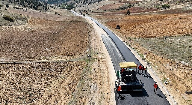 Selçuklu Belediyesi sürdürdüğü yol genişletme ve sıcak asfalt çalışmaları ile dış mahallelerin yol kalitesini ve ulaşım konforunu arttırıyor