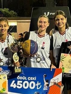 Sokak basketbolu rekabeti dostluk içinde tamamlandı  İzmir Cup’a 93’üncü İEF’te muhteşem final