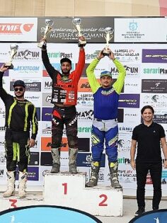 Türkiye Süper Enduro Şampiyonası’nın 3. ayağı Kartepe’de gerçekleştirildi. Şampiyona da dereceye girenler kupalarını aldılar