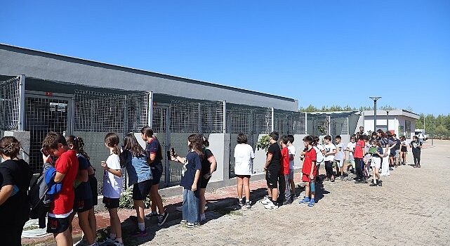 Antalya Büyükşehir Belediyesi Sokak Hayvanları Bakımevi’ne öğrencilerden ziyaret