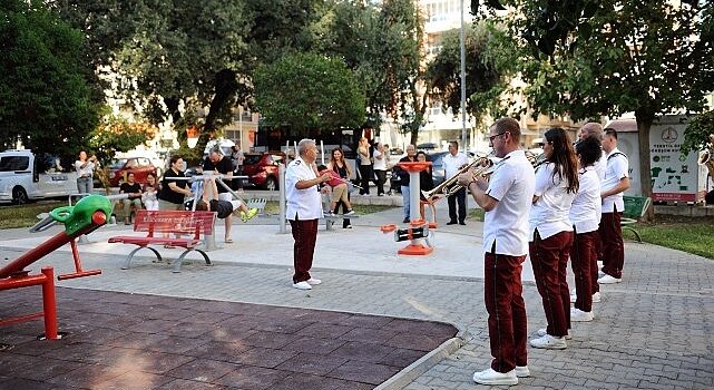 Karşıyaka Belediye Bandosu’ndan coşku dolu sokak konserleri