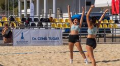 Liseli gençlerden plaj voleybolu ve müzik şöleni