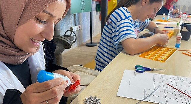 Quilling kâğıtlarını sanata dönüştürdüler