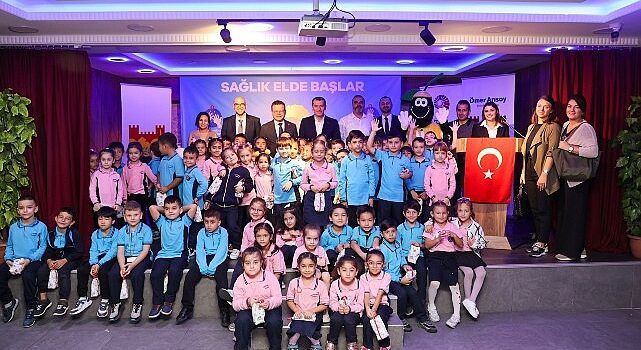 Zeytinburnu Belediyesi ve Koç Üniversitesi Hastanesi, “Sağlık Elde Başlar” projesiyle 5 bin ilkokul öğrencisine el yıkama eğitimi vermeyi hedefliyor.